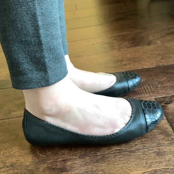 BANANA REPUBLIC Leather Snakeskin Detail Flats - Picture 15 of 16